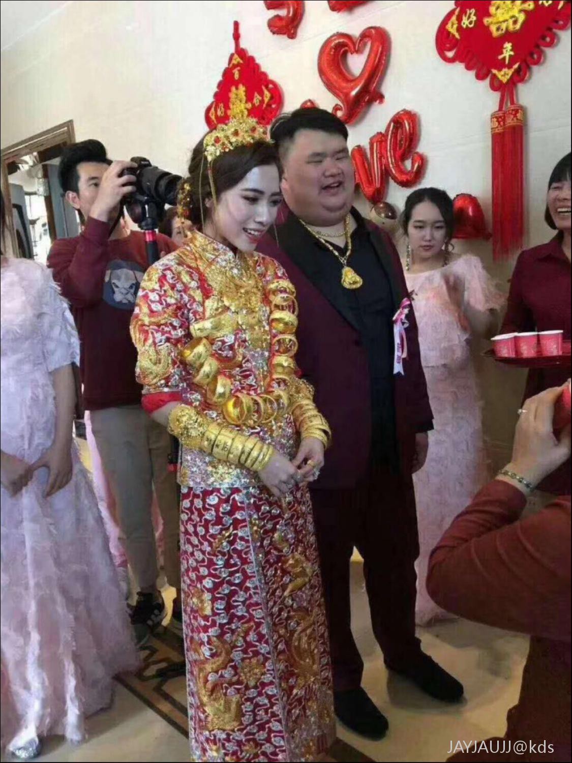 Lấy phú nhị đại xấu trai, hot girl xứ Trung vẫn quả quyết yêu thật lòng không màng vật chất Lấy phú nhị đại xấu trai, hot girl xứ Trung vẫn quả quyết yêu thật lòng không màng vật chất